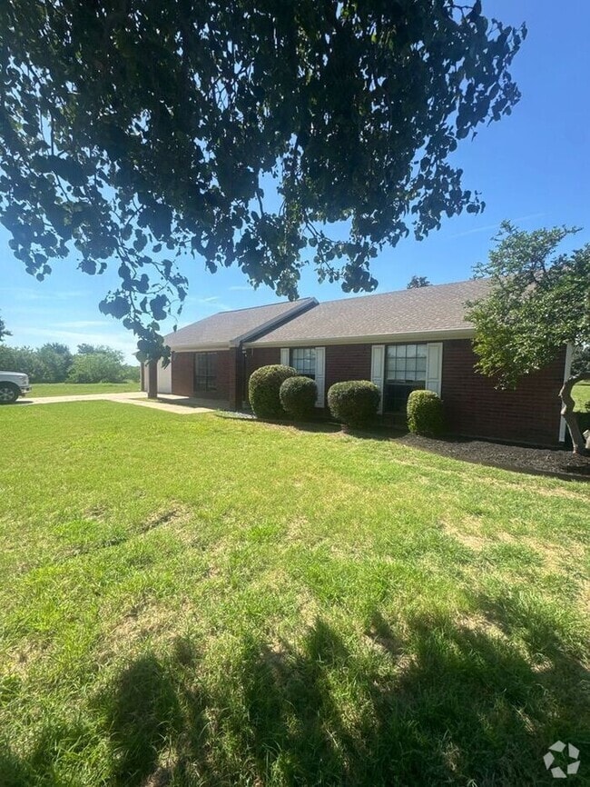 Building Photo - Charming 3-Bed, 2-Bath Home with Spacious ...