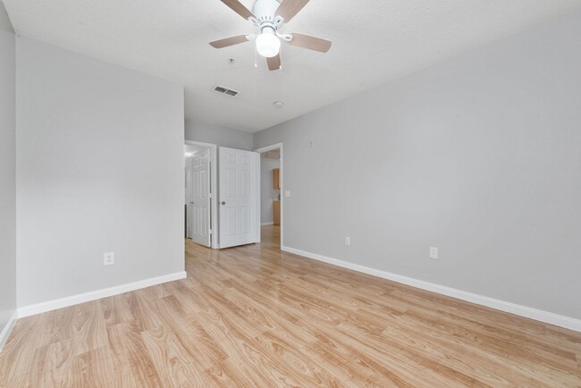 Building Photo - 2 Bedroom 2 bathroom  Condominium.
