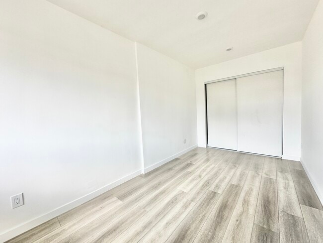 Building Photo - 318 S Mariposa Ave