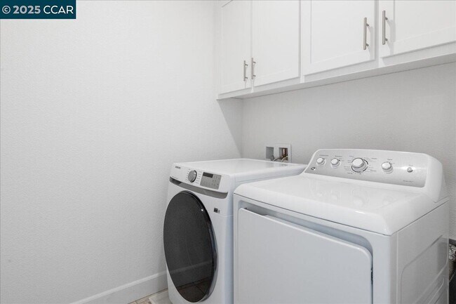 Building Photo - 300 Hideaway Ln