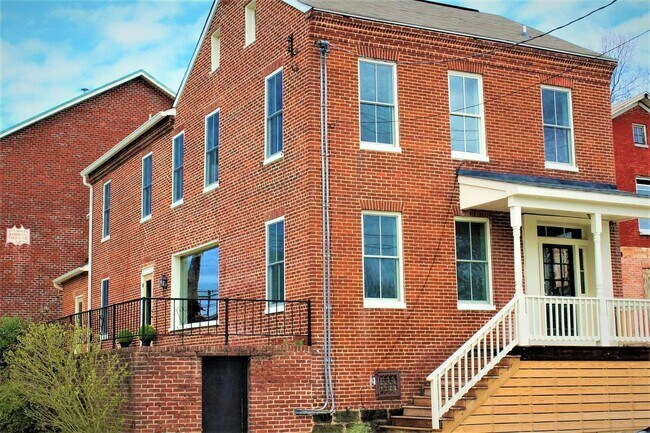 Building Photo - 13 John St