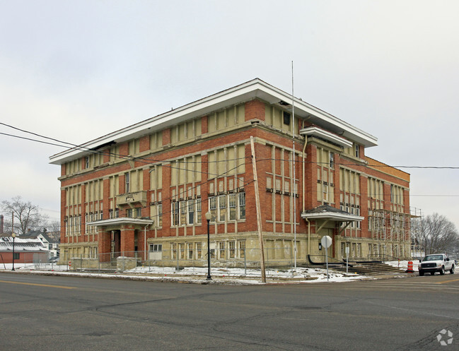 Primary Photo - River Center Apartments