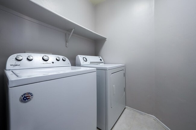 Building Photo - 4005 E Coolbrooke Dr