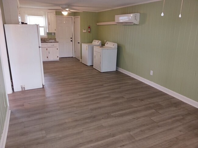 Building Photo - Walk to the Beach! Unfurnished, 2 Bedroom,...