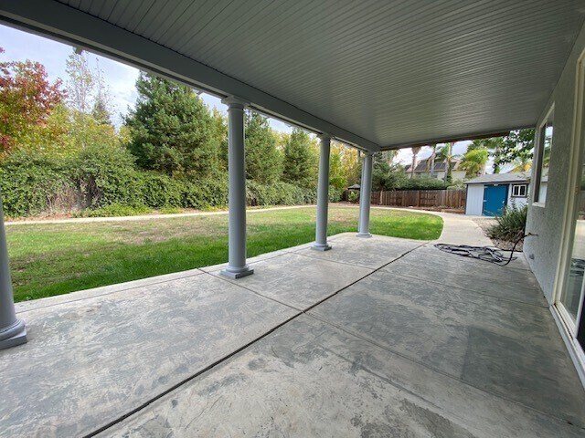 Building Photo - Beautiful and spacious 3-bedroom, 2.5-bathroom home with loft/den in E