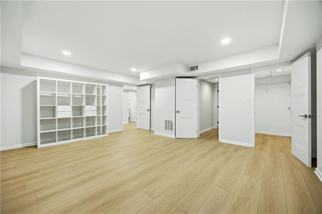 Building Photo - 1390 Tennis Ct Pl