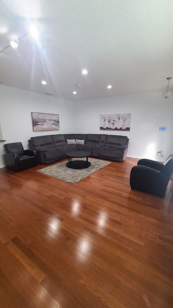 Building Photo - 4BR/3BA Gorgeous, fully-furnished home rea...