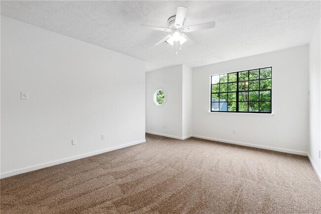 Building Photo - 476 Brookfield Way