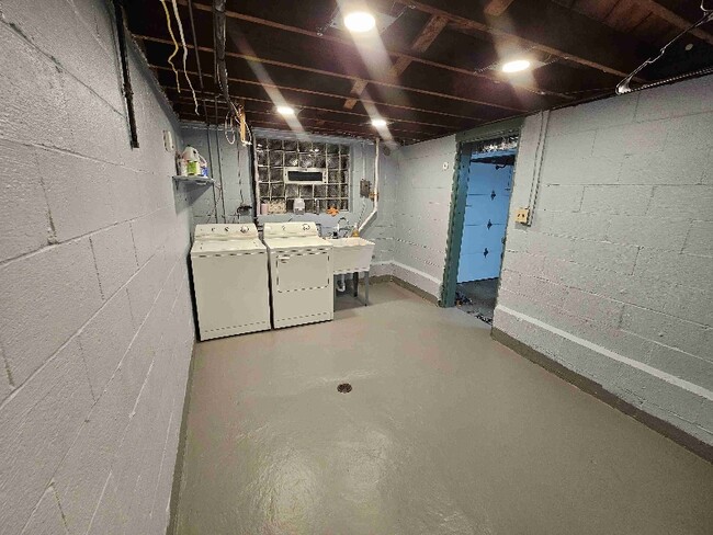 Building Photo - 1606 Greentree Rd