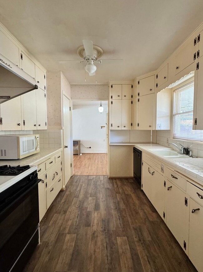 Building Photo - NOW AVAILABLE - 2-Bedroom Duplex Near ASU ...