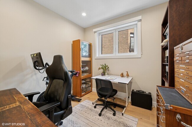 Building Photo - 4932 N Kenmore Ave