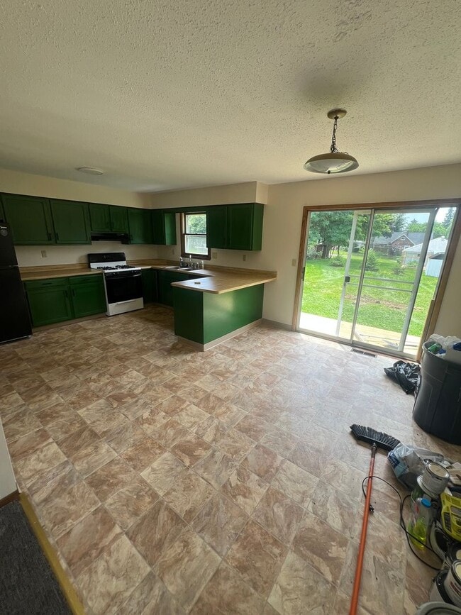Building Photo - Southeast Erie 3 Bed with 2 Car Garage