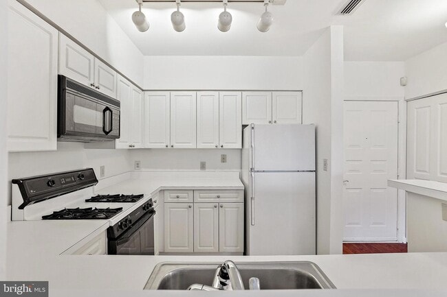 Building Photo - 2204 Westcourt Ln