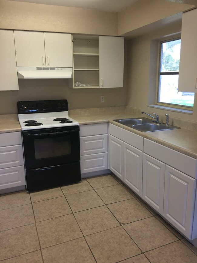 Building Photo - 3 Bed 2 Bath Home Pet Friendly Section 8 &...