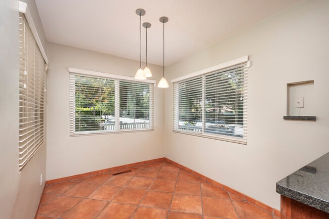 Building Photo - 403 Laurel Ave