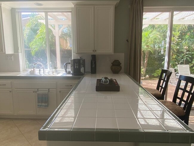 Building Photo - Spacious 4 bedroom in upscale neighborhood