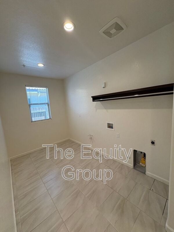 Building Photo - 918 W Sedona Ave