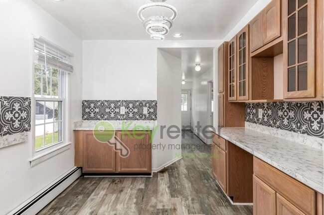 Building Photo - Spacious 3-Bed, 2-Bath First-Floor Unit wi...