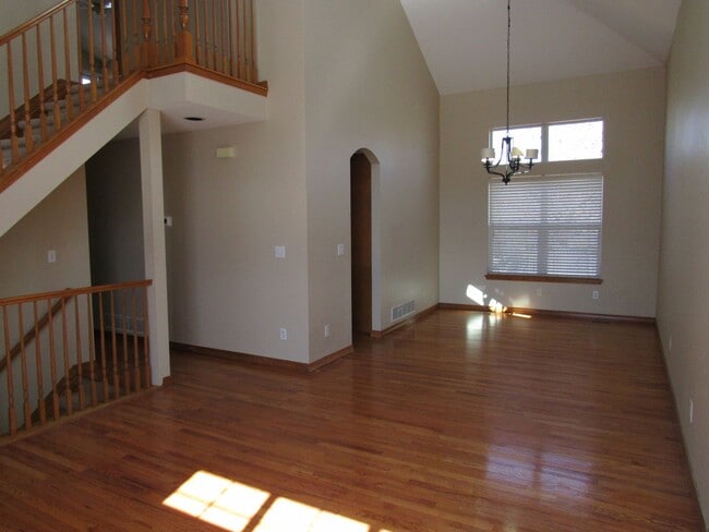 Building Photo - Spacious 5 bedroom home in Hunters Glen