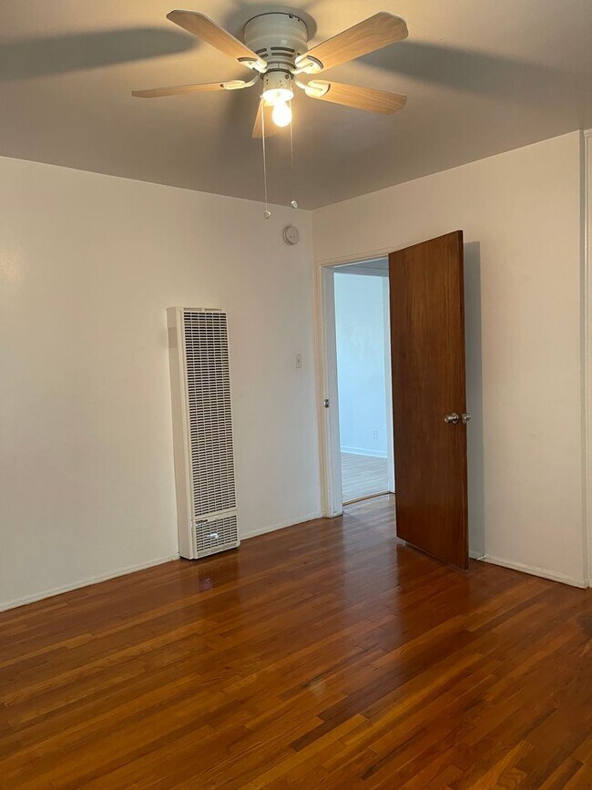 Building Photo - Large 1 Bedroom 1 Bath in Los Feliz!