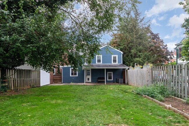 Building Photo - 4 Bedroom home in historic downtown Carlisle, PA!