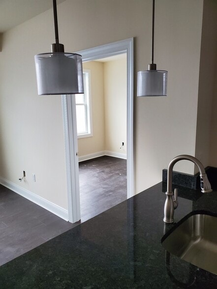 Building Photo - 1033 W Bridge St