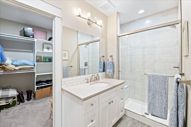 Building Photo - Stunning Custom Home in Gated Community!