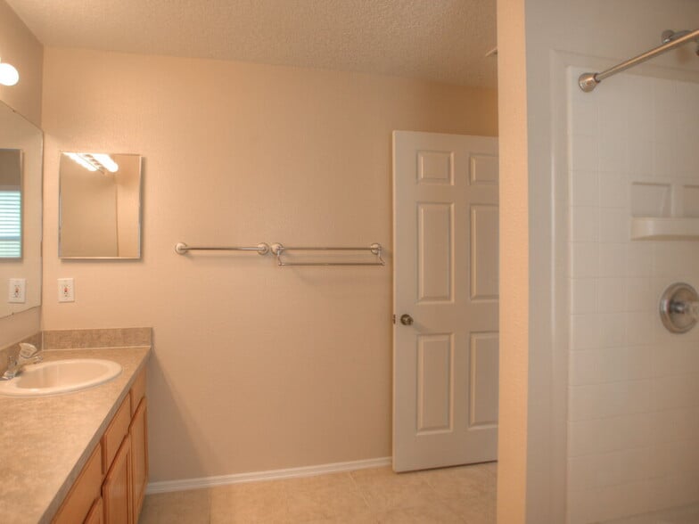 Building Photo - 4033 Banbury Cir