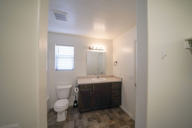 Building Photo - Spacious Townhome for Rent – Prime Location!