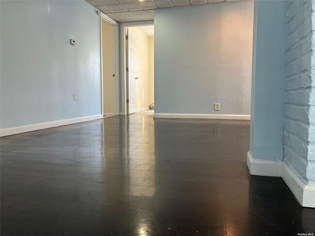 Building Photo - 10 Lakeview Dr