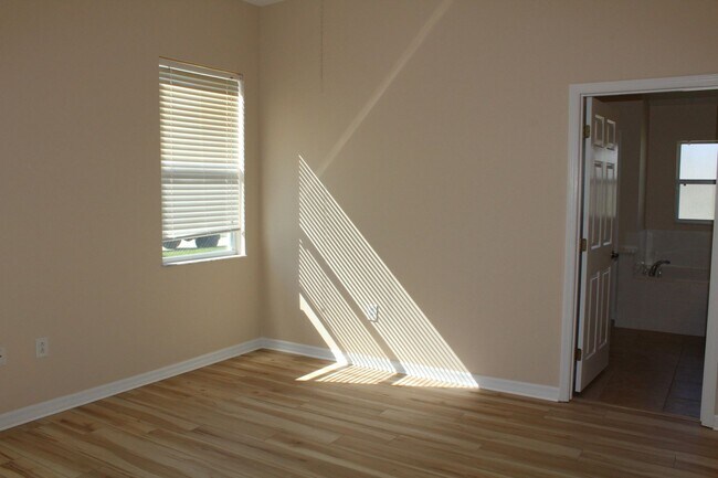 Building Photo - Lovely Rental in Coral Trace