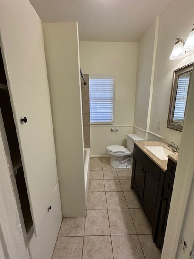 Building Photo - 2 bed 2 bath historic remodeled home with an awesome 1bed 1 bath detached apartment! Mesta Park b...