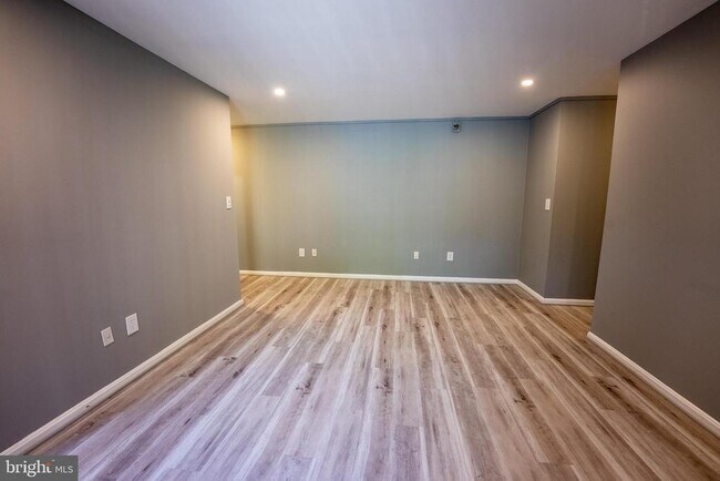 Building Photo - 1533 Colonial Dr