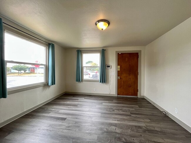 Building Photo - Pet friendly 2 Bedroom, 1 Bathroom with Sp...