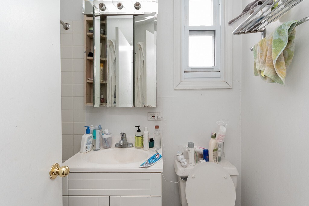 Building Photo - 2616 N Marshfield Ave