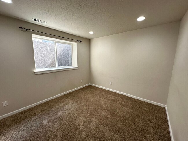 Building Photo - Cda Place Home