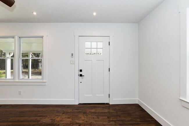 Building Photo - Three Bedroom Home!