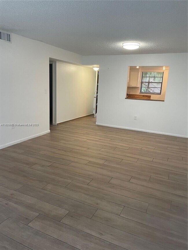 Building Photo - 10425 SW 112th Ave