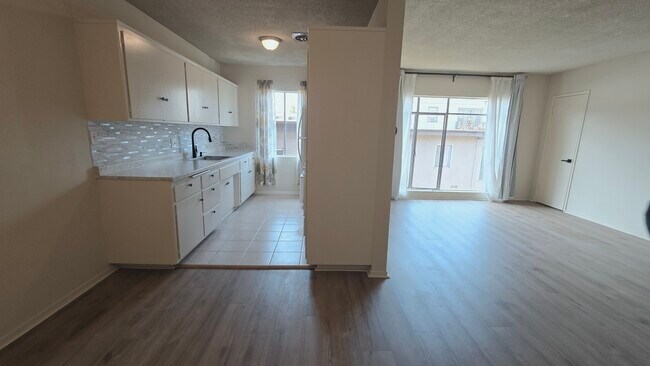 Building Photo - 526 S St Andrews Pl