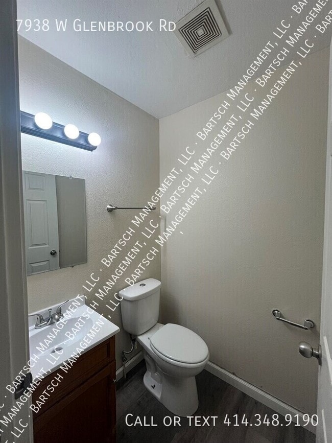 Building Photo - 7938 W Glenbrook Rd