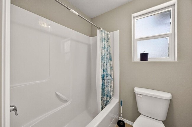 Building Photo - 3 Bedroom, 2.5 Bathroom Medford Home