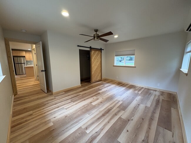 Building Photo - 1070 E McReavy Rd