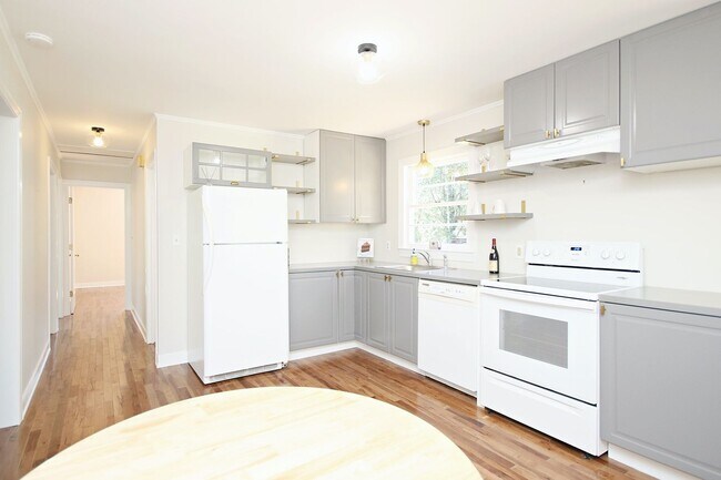 Building Photo - Updated Small Pet-Friendly Crozet Home