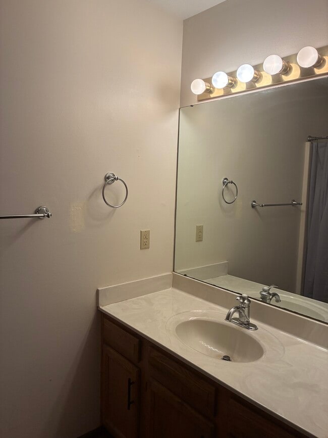 Building Photo - 995 Wren Ct