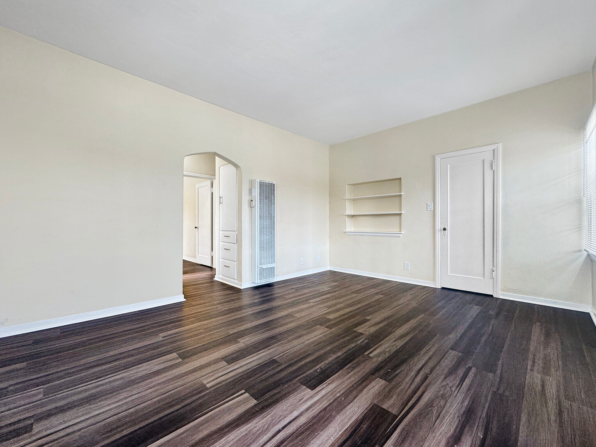 Family Room - 803 W Glenoaks Blvd