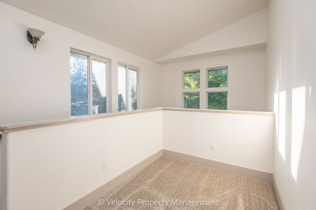 Building Photo - Beautiful Home in SW Bend - 1 dog considered!