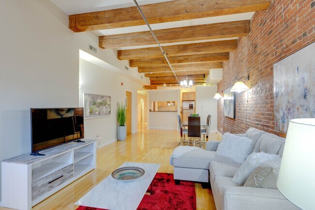 Building Photo - NORTH END 3 BED 2 BATH!!!