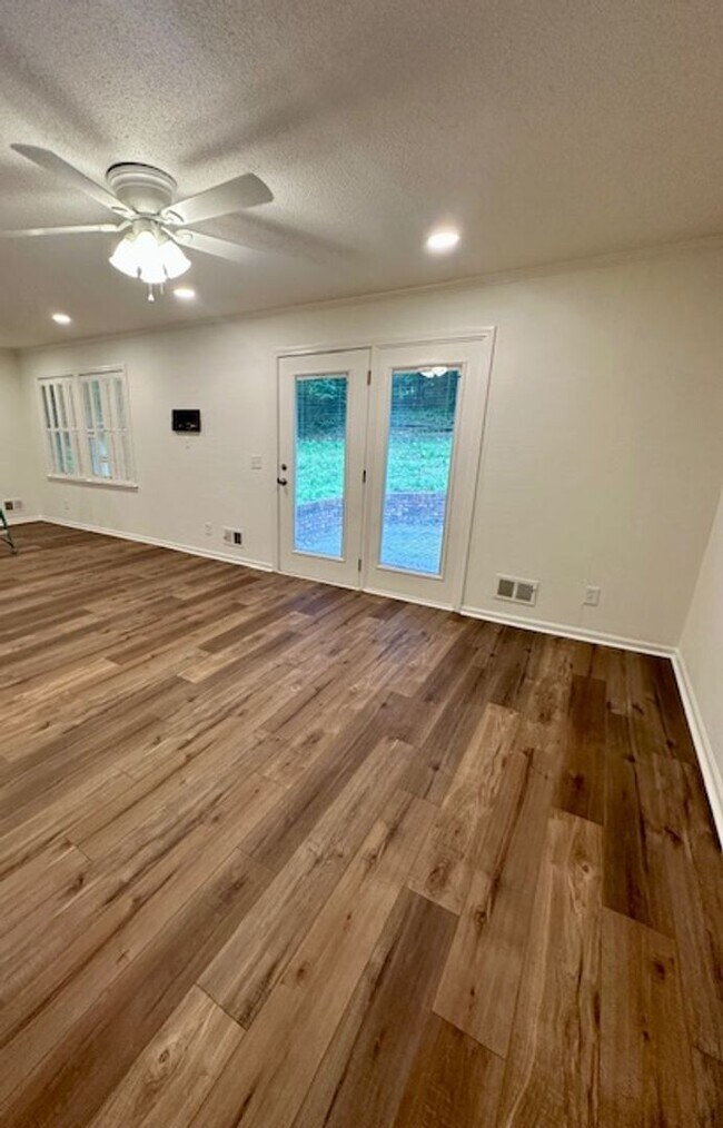 Building Photo - Renovated 5BR Home Minutes from Downtown Columbia | Two Full Kitchens + Fenced Yard ~ Available M...