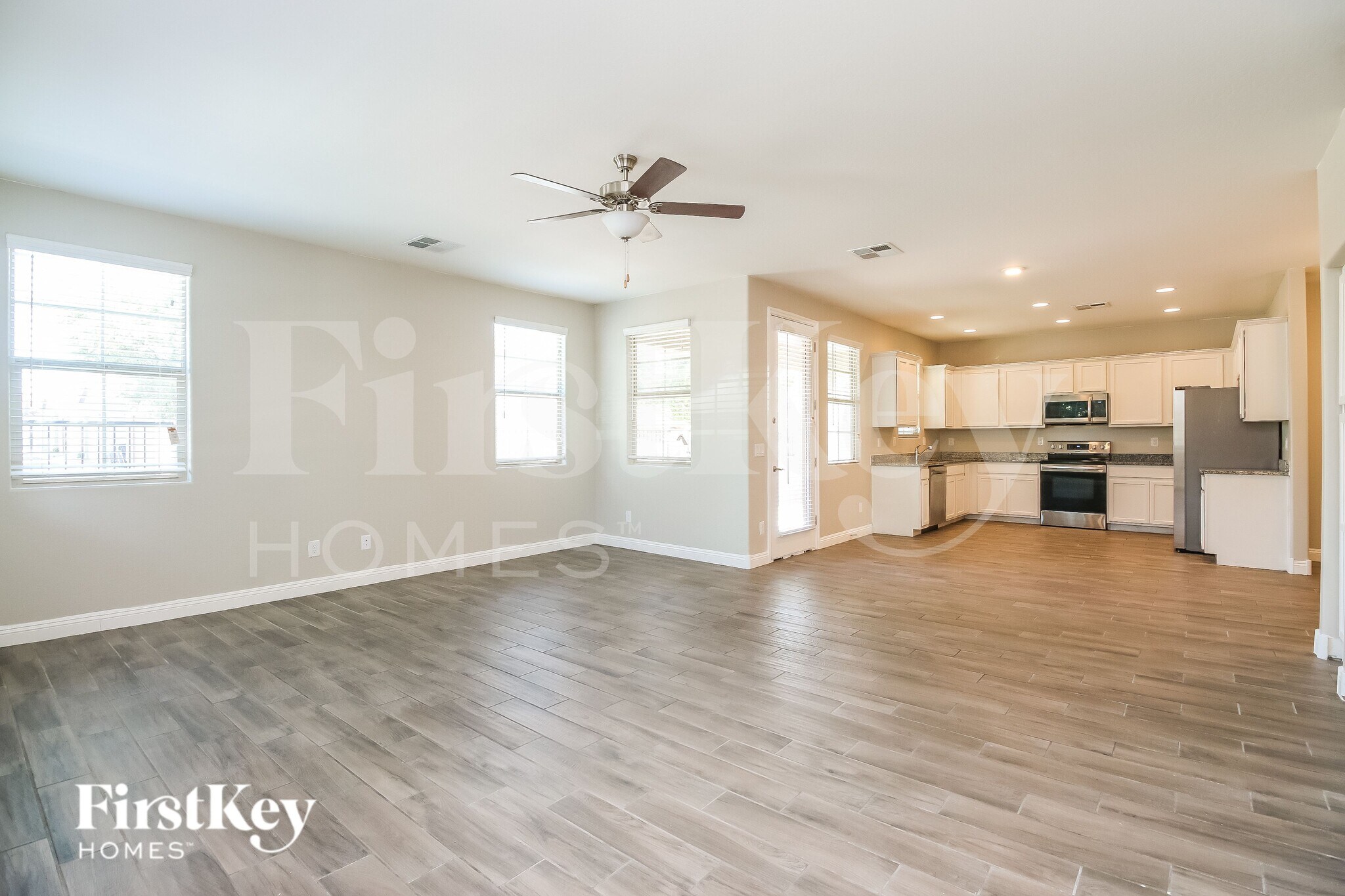 Building Photo - 305 N Sunrise