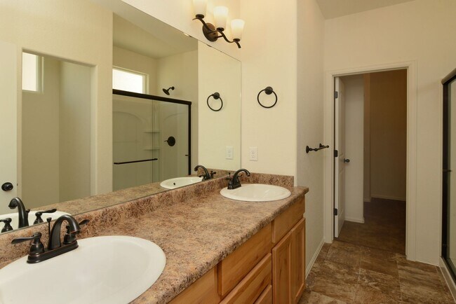 Building Photo - 3 Bedroom 2 Bath Ranch-Style Home